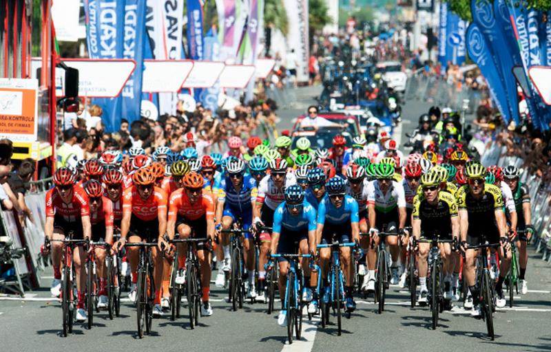 Le peloton rentre à la maison background image