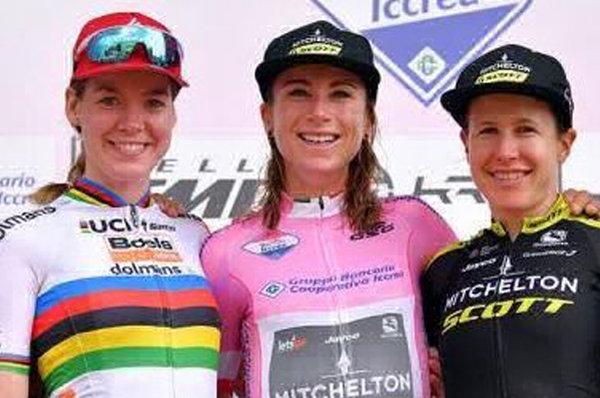 Un grande giro per le donne background image